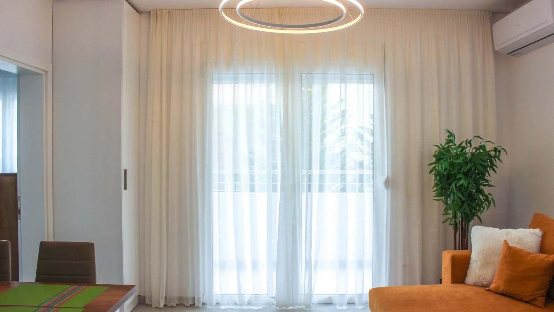 Cinco Apartment 1398 Durrës